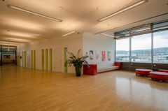 Bild zeigt den Wartebereich vor den Sitzungssälen 4 und 5 im 8. Obergeschoss